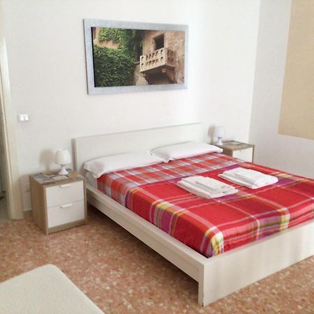 A Due Passi Da Giulietta-Casa Capuleti Apartment เวโรนา ภายนอก รูปภาพ