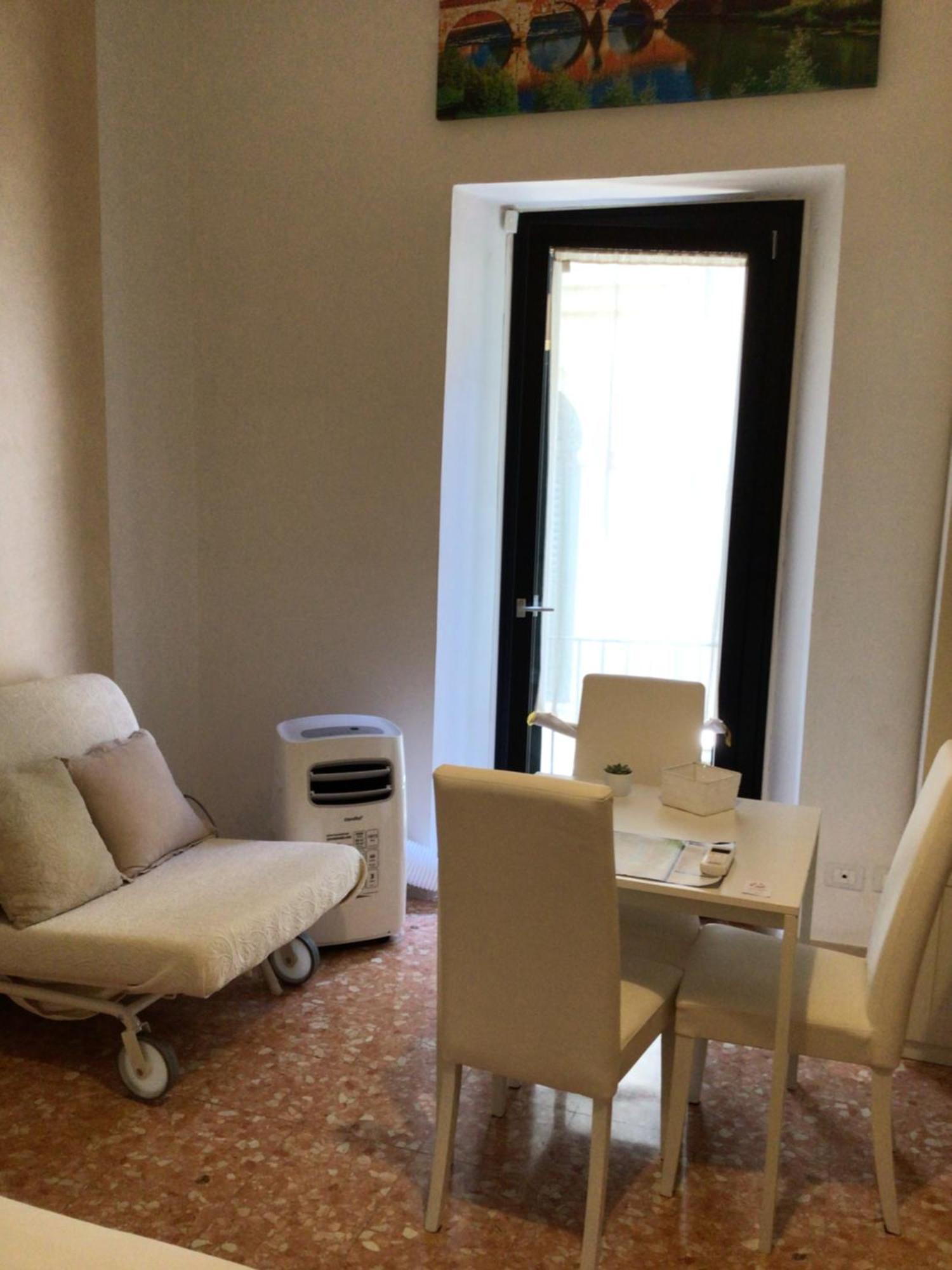 A Due Passi Da Giulietta-Casa Capuleti Apartment เวโรนา ภายนอก รูปภาพ